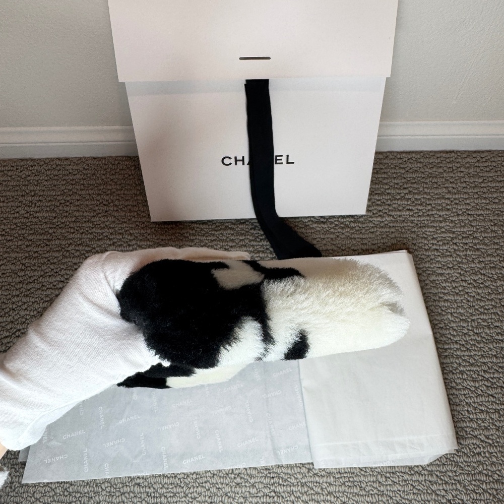 NWT Chanel Shearling Headband - Picture 6 of 14